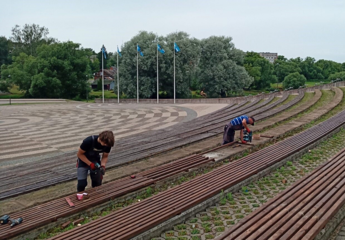 Началось восстановление скамеек в Фестивальном парке - Общество - Rēzeknes  ziņas